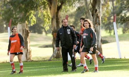 Carlos Bilardo incluyó a dos futbolistas del equipo femenino del Pincha durante un entrenamiento en el año 2003. Carlos Bilardo incluyó a dos futbolistas del equipo femenino del Pincha durante un entrenamiento en el año 2003.