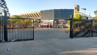 Incidentes en Colón: tiraron un portón para entrar a la cancha, seis policías heridos y disparos disuasivos