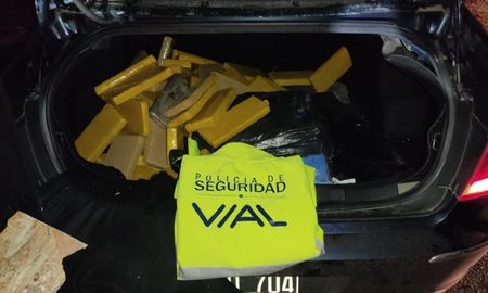 autopista rosario - santa fe: choco, volco y la policia encontro droga en el baul de su auto autopista rosario - santa fe: choco, volco y la policia encontro droga en el baul de su auto