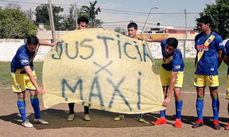 homenaje a maxi olmos: sportivo guadalupe le entrego a su mama la ultima camiseta que uso el joven homenaje a maxi olmos: sportivo guadalupe le entrego a su mama la ultima camiseta que uso el joven