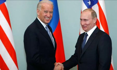 El presidente electo de los Estados Unidos junto al mandatario ruso Vladimir Putin. El presidente electo de los Estados Unidos junto al mandatario ruso Vladimir Putin.