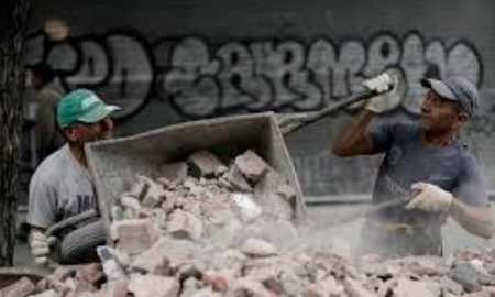 Un informe de la UBA advirtió que en los últimos dos años se destruyeron más de 253.000 empleos asalariados formales y crecieron las ocupaciones independientes de baja calificación. Un informe de la UBA advirtió que en los últimos dos años se destruyeron más de 253.000 empleos asalariados formales y crecieron las ocupaciones independientes de baja calificación.