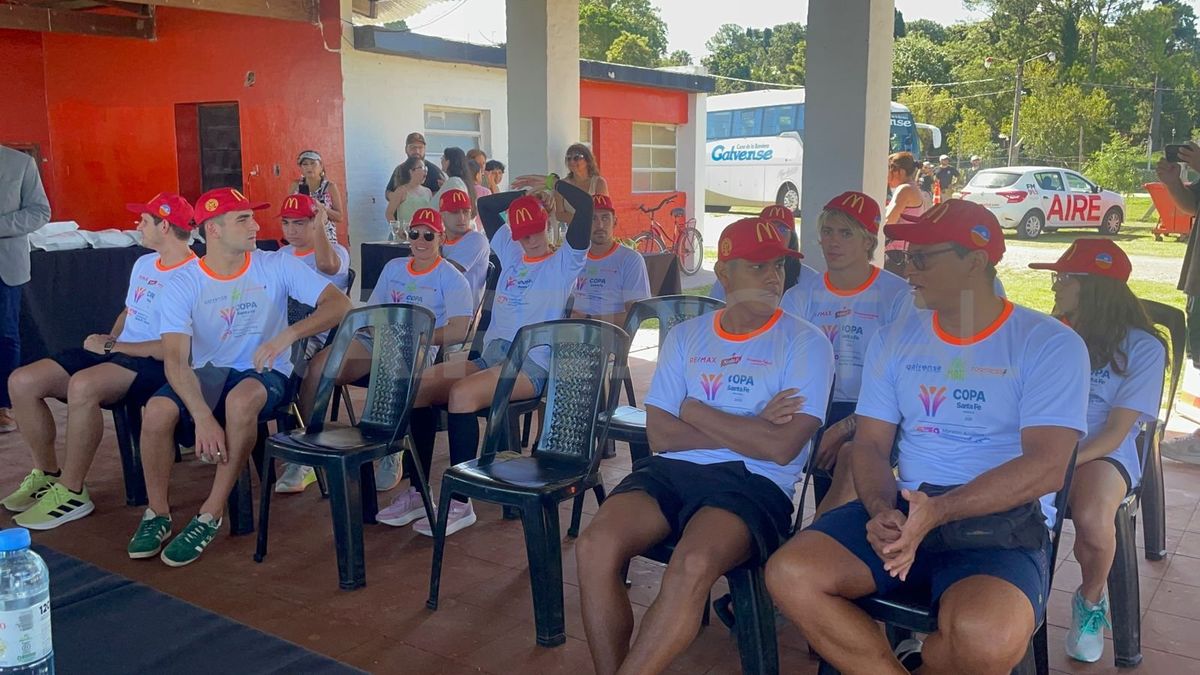 Los nadadores llegaron todos juntos en colectivo a Sauce Viejo para la presentación. Los nadadores llegaron todos juntos en colectivo a Sauce Viejo para la presentación.