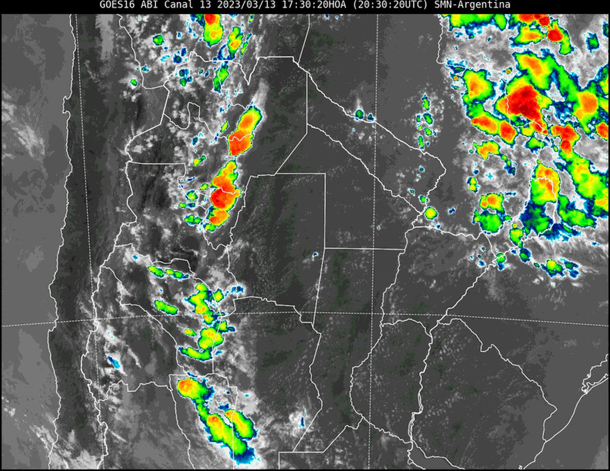 En la imagen satelital se observa poca nubosidad en toda la provincia. También se observan activaciones de tormenta en Misiones, pero por otro lado también en San Luis, La Rioja, Catamarca, San Juan, Tucumán, Salta y Jujuy.