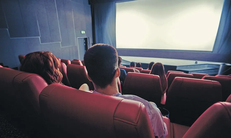 Quiso entrar al cine con una botella de agua, lo pararon y con su respuesta consiguió 4 entradas gratis Quiso entrar al cine con una botella de agua, lo pararon y con su respuesta consiguió 4 entradas gratis