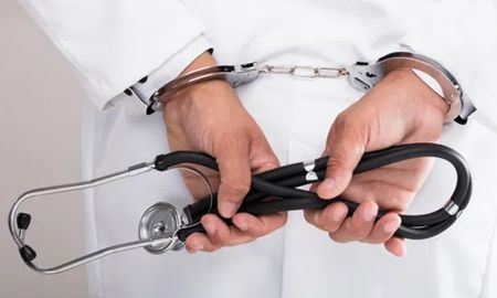 El traumatólogo Sebastián Solano S. (49) fue condenado como responsable del homicidio culposo de Maximiliano Iñiguez (21) ocurrido el 16 de abril de 2014. El traumatólogo Sebastián Solano S. (49) fue condenado como responsable del homicidio culposo de Maximiliano Iñiguez (21) ocurrido el 16 de abril de 2014.