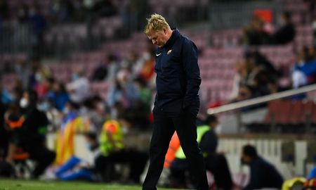 Ronald Koeman fue agredido por hinchas del Barcelona y desde el club prometieron mejorar la seguridad para evitar que se produzcan más episodios como este. Ronald Koeman fue agredido por hinchas del Barcelona y desde el club prometieron mejorar la seguridad para evitar que se produzcan más episodios como este.