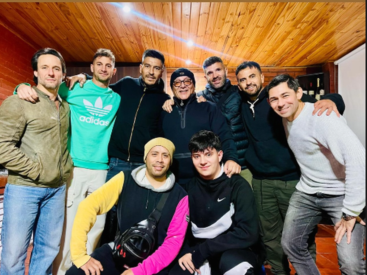 Lucas Alario junto a jugadores de Colón. Lucas Alario junto a jugadores de Colón.