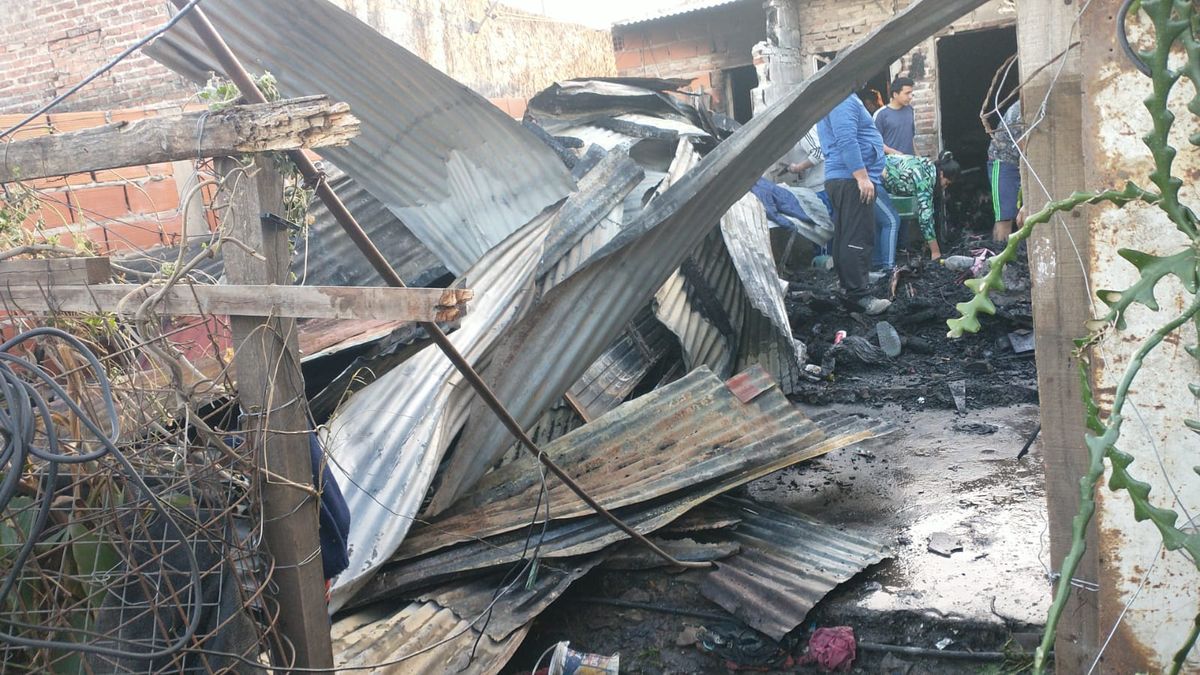 Los vecinos ayudaron a los ocupantes de la vivienda que se prendió fuego en Villa Hipódromo.