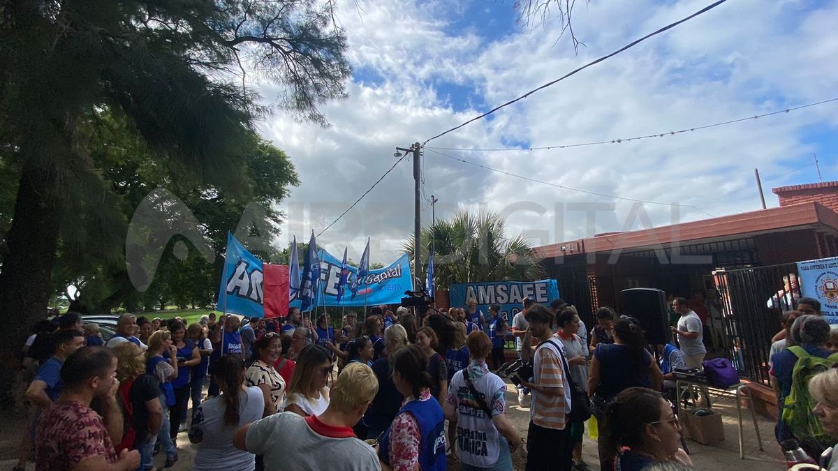 La escuela N° 1234 Prof. Luis Ravera está ubicada en barrio San Agustín en el noroeste de la ciudad.