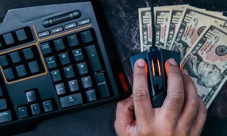 Los videojuegos basados en el “play-to-earn” o NFT, dan la posibilidad de generar dinero mientras se juega. Los videojuegos basados en el “play-to-earn” o NFT, dan la posibilidad de generar dinero mientras se juega.