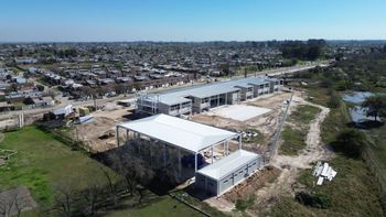 El nuevo edificio de la Escuela Echeverría ya supera el 75% de avance y promete transformar la infraestructura educativa del norte de la ciudad de Santa Fe. El nuevo edificio de la Escuela Echeverría ya supera el 75% de avance y promete transformar la infraestructura educativa del norte de la ciudad de Santa Fe.