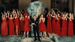 altText(Rojo Valentino: el color que convirtió a la moda en una declaración de elegancia)}