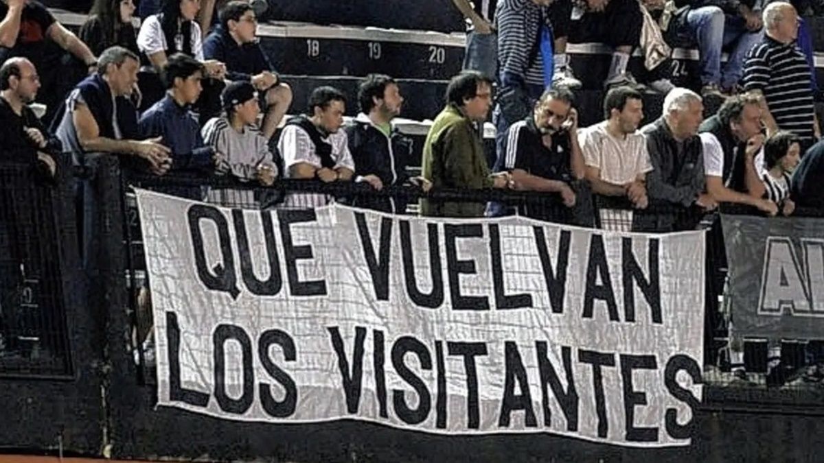 Se cumple una década sin hinchas visitantes en el fútbol argentino.