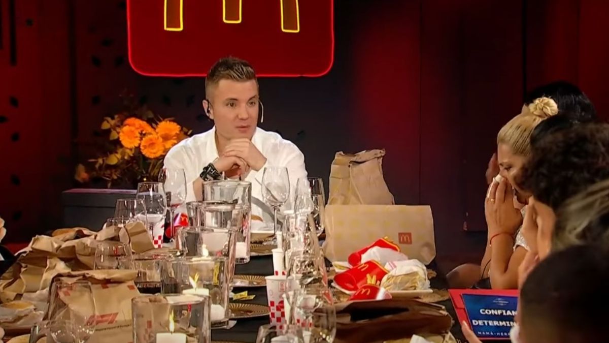 Santiago del Moro entró a la casa de Gran Hermano y cenó con los participantes este jueves por la noche. Santiago del Moro entró a la casa de Gran Hermano y cenó con los participantes este jueves por la noche.