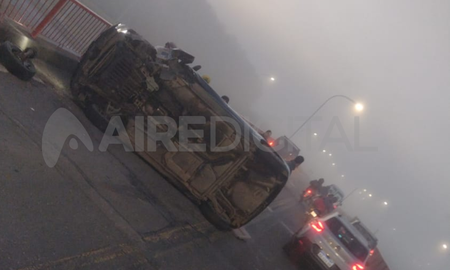 Autopista Rosario - Santa Fe: volcó un auto sobre el intercambiador Autopista Rosario - Santa Fe: volcó un auto sobre el intercambiador