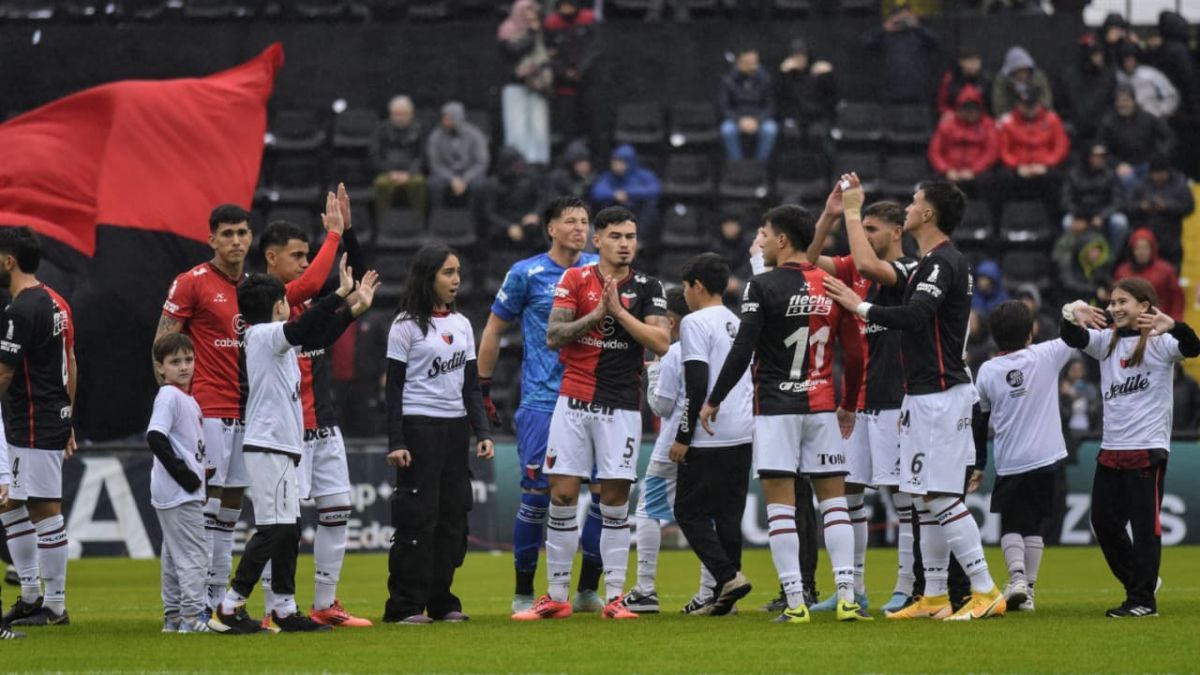 El recibimiento de los hinchas de Colón vs. Gimnasia de Mendoza.
