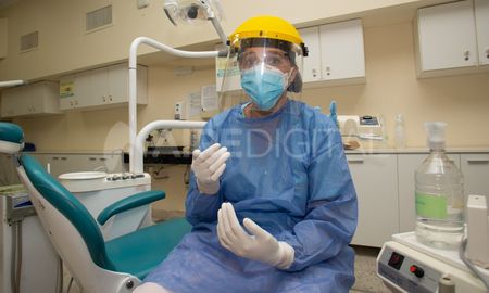 Este es el kit de protección contra el coronavirus que utilizan los odontólogos para atender. Este es el kit de protección contra el coronavirus que utilizan los odontólogos para atender.