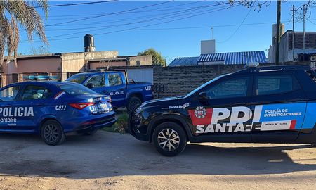 PDI y grupos tácticos irrumpieron en el domicilio de Santo Tomé por el robo investigado. PDI y grupos tácticos irrumpieron en el domicilio de Santo Tomé por el robo investigado.