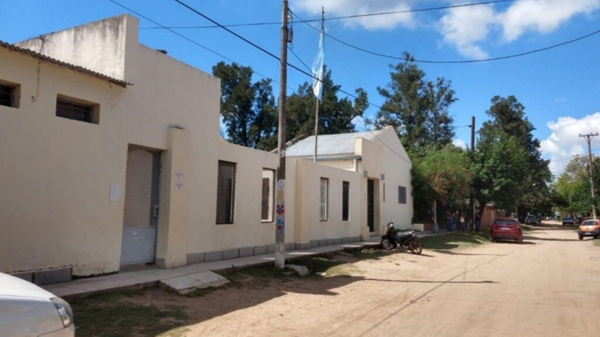 Escuela N° 941 de La Guardia: apuñalaron a una mujer en la puerta