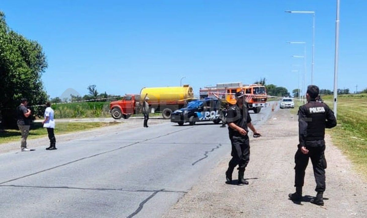 Bomberos Voluntarios de Oliveros y personal participaron del procedimiento. Bomberos Voluntarios de Oliveros y personal participaron del procedimiento.