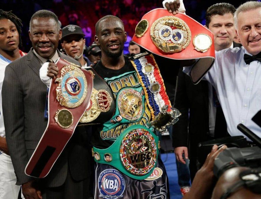El 19 de agosto de 2017, el estadounidense Terence Crawford (monarca CMB-OMB) le GKO 3 al namibio Julius Indongo (que expuso los cetros AMB-FIB) en el Pinnacle Bank Arena de Lincoln, Nebraska y, así, se convirtió en el campeón de las 140 libras o 63,503 kilos de las cuatro entidades al mismo tiempo.