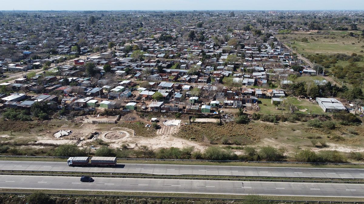 El gobierno provincial continúa con el plan de intervención en barrios de la ciudad de Santa Fe para reemplazar viviendas precarias por casas de construcción sólida.&nbsp;