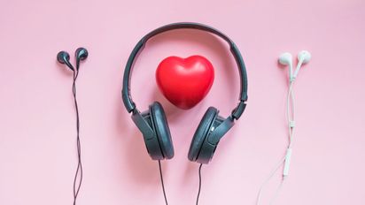 Las 50 mejores canciones de amor en español para dedicar el 14 de febrero, según Billboard