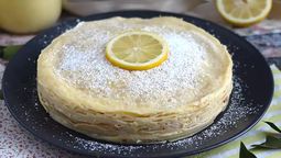 altText(Receta de tarta de crepes rellena de crema de limón: un postre fresco y original que sorprende)}
