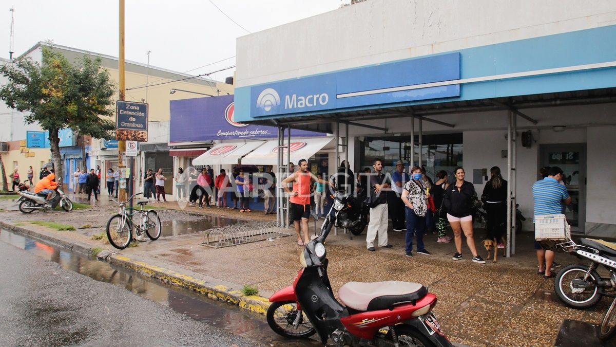 Por el pago de AUH y jubilaciones, hubo largas colas en los cajeros