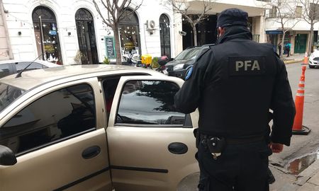 El acusado fue trasladado a la Delegación Santa Fe de la Policía Federal. El acusado fue trasladado a la Delegación Santa Fe de la Policía Federal.