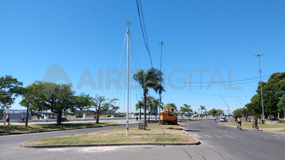 El árbol de Navidad de Santa Fe está ubicado en la rotonda frente al Faro de la Costanera Oeste.