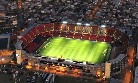 La cancha de Colón espera por los primeros casamientos. La cancha de Colón espera por los primeros casamientos.