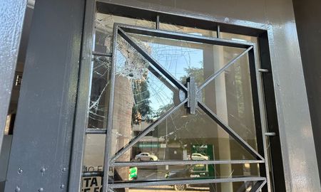 Un hombre en situación de calle rompió con un piedrazo el vidrio de una de las puertas del Palacio Municipal. Un hombre en situación de calle rompió con un piedrazo el vidrio de una de las puertas del Palacio Municipal.