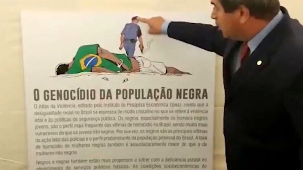 Repudio en Brasil: un diputado conservador destrozó un cartel contra el racismo y dijo que lo volvería a hacer
