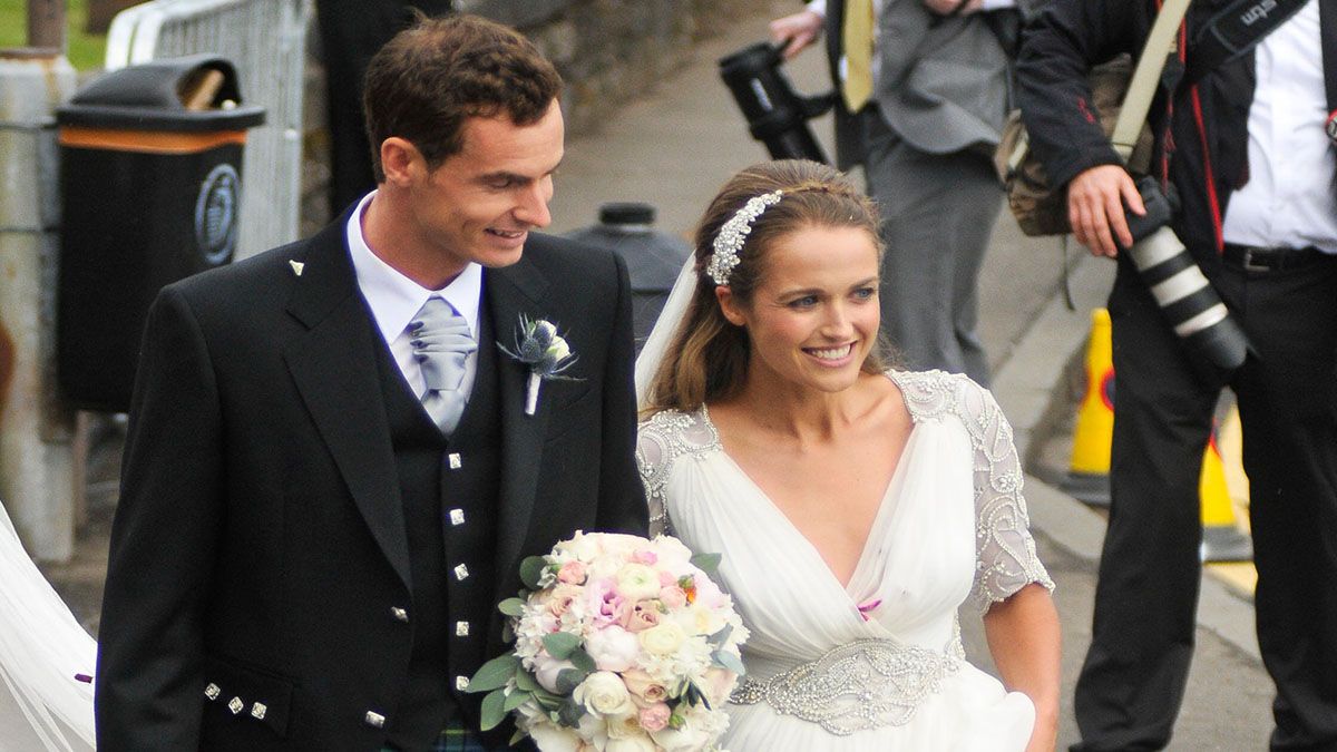 El 11 de abril de 2015, Andy Murray –luciendo el típico kilt escocés, la prenda más típica de este país– se casó en la Catedral de Dunblane con Kim Sears. Tienen cuatro hijos (dos mujeres y dos varones) y viven en Oxshott, condado de Surrey, Inglaterra. El 11 de abril de 2015, Andy Murray –luciendo el típico kilt escocés, la prenda más típica de este país– se casó en la Catedral de Dunblane con Kim Sears. Tienen cuatro hijos (dos mujeres y dos varones) y viven en Oxshott, condado de Surrey, Inglaterra.