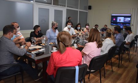 En la sala de reuniones del Concejo de Santa Fe, el cuerpo de concejales escuchó las explicaciones de Juanjo Piedrabuena. En la sala de reuniones del Concejo de Santa Fe, el cuerpo de concejales escuchó las explicaciones de Juanjo Piedrabuena.