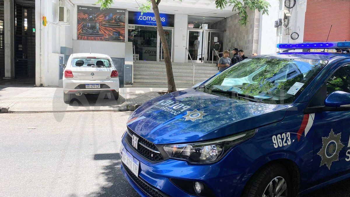 Un policía baleó a un motochorro tras intento de salidera en una financiera situada en pleno centro de Rosario.