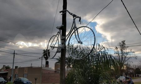 En el lugar del siniestro se colocó una bicicleta blanca en conmemoración de la víctima fatal. En el lugar del siniestro se colocó una bicicleta blanca en conmemoración de la víctima fatal.