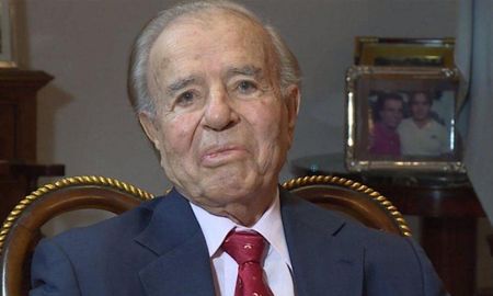 Carlos Saúl Menem estuvo al frente de la presidencia durante diez años. Carlos Saúl Menem estuvo al frente de la presidencia durante diez años.