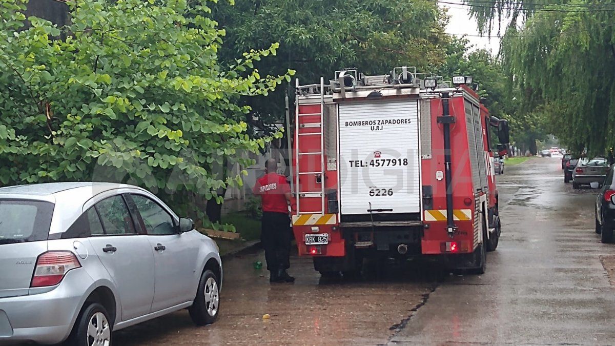 Bomberos zapadores lograron contener el fuego.