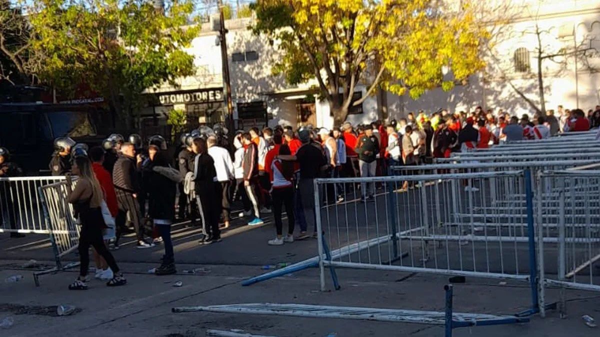 Los hinchas empezaron con los disturbios al confirmarse que ya no ingresaba más público al Monumental.