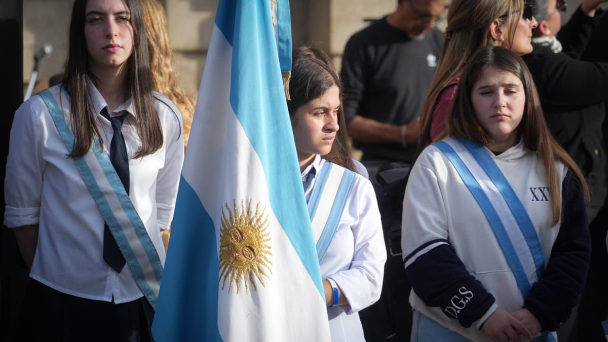 Niños y niñas abanderados en acto por el 216° aniversario de la Revolución de Mayo en Santa Fe.