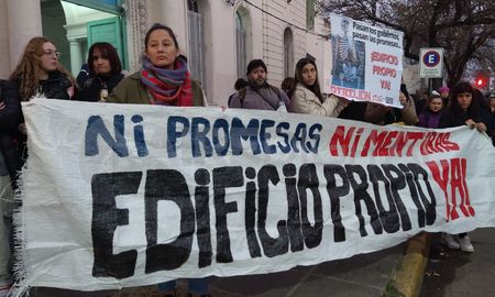 Este jueves los alumnos se manifestaron y redujeron la calzada en 25 de Mayo al 3700, para exigir que se avance y concrete el proyecto. Este jueves los alumnos se manifestaron y redujeron la calzada en 25 de Mayo al 3700, para exigir que se avance y concrete el proyecto.