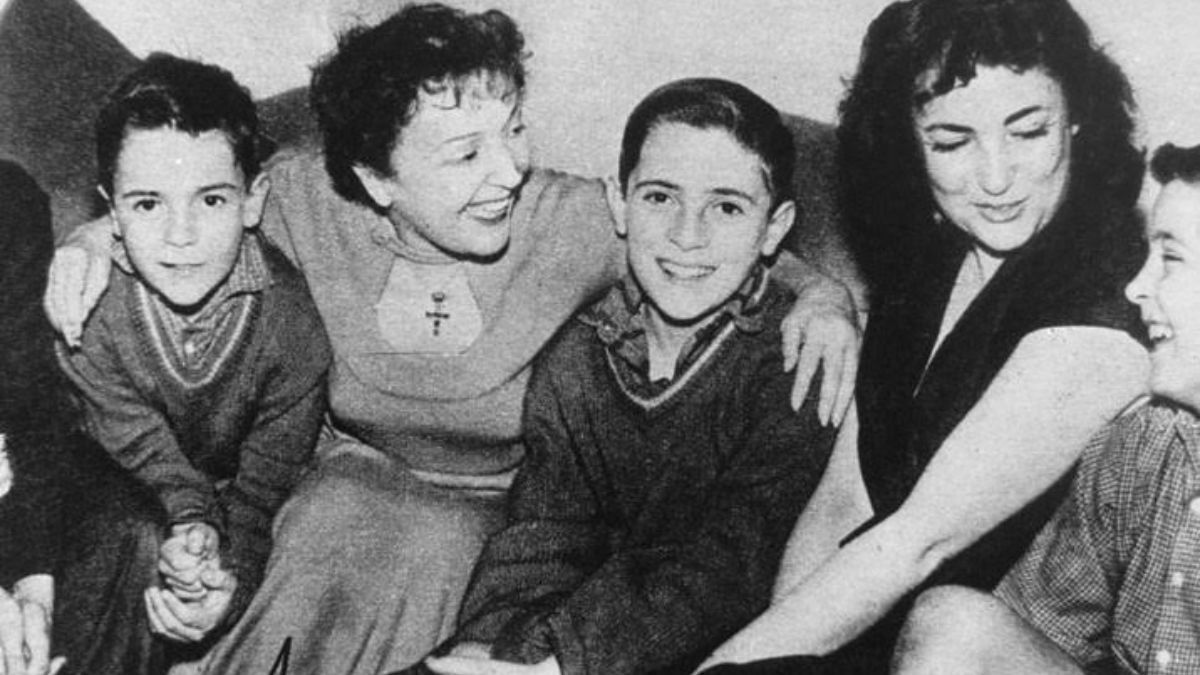 Después de la muerte de Cerdan, su esposa Marinette (derecha) recibió con sus hijos a Piaf, en su hogar de Casablanca, y lo hizo para que crecieran “sin rencores” y “miraran para adelante” por la relación paralela que el Bombardero Marroquí mantuvo con el Gorrión de París. Después de la muerte de Cerdan, su esposa Marinette (derecha) recibió con sus hijos a Piaf, en su hogar de Casablanca, y lo hizo para que crecieran “sin rencores” y “miraran para adelante” por la relación paralela que el Bombardero Marroquí mantuvo con el Gorrión de París.