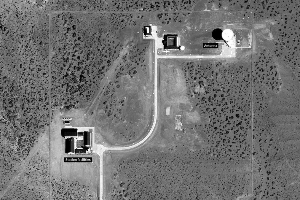 La Estación de Espacio Lejano se ubica al norte de Bajada del Agrio, antes del puente del río Salado sobre la ruta provincial 33, en la denominada Pampa de Pilmatué.