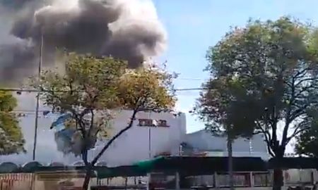 La columna de denso humo salía de uno de los galpones de la planta. La columna de denso humo salía de uno de los galpones de la planta.