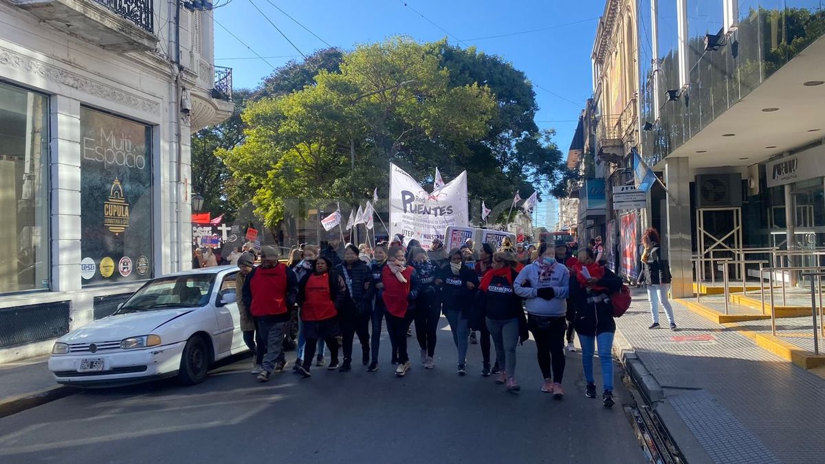 La manifestación partió a pie desde la Plaza España y se congregó frente a la Municipalidad de Santa Fe