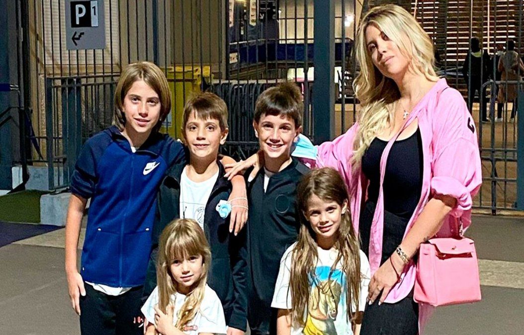Wanda Nara junto a Valentino, Constantino y Benedicto, los tres hijos que tiene con Maxi López; y Francesca e Isabella, hijas de Mauro Icardi.