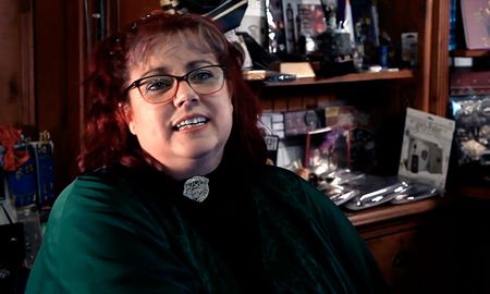 En un video la mujer abre la puerta de su casa e invita a ver su colección de 4.600 objetos referidos a la saga de Harry Potter. En un video la mujer abre la puerta de su casa e invita a ver su colección de 4.600 objetos referidos a la saga de Harry Potter.